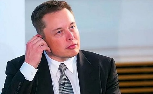 Elon Musk mamája a garázsban alszik – annyira nincs fényűző házuk